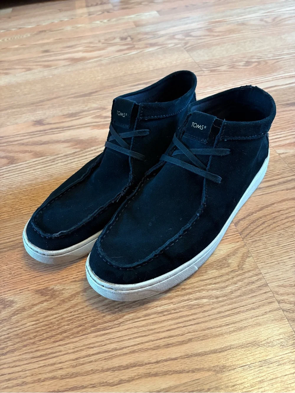 Toms Men's Black Suede Chukka Boots with White Sole
